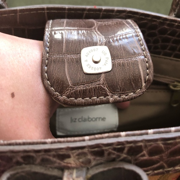 Tapestry purse with faux leather by Liz Claiborne - Picture 4 of 11